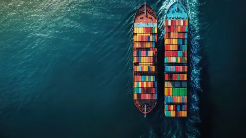 俯瞰两艘满载的集装箱船并排航行